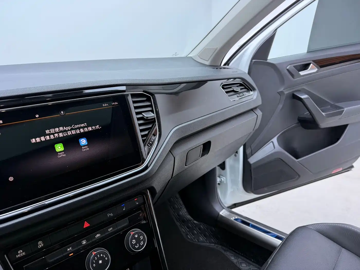 VOLKSWAGEN T ROC EXPLORING SONGS