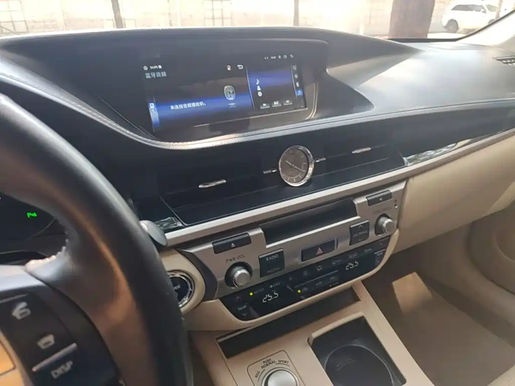 Photo 9 - Lexus ES
