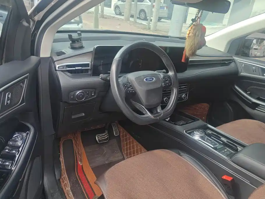 Фото 12 - Ford Edge