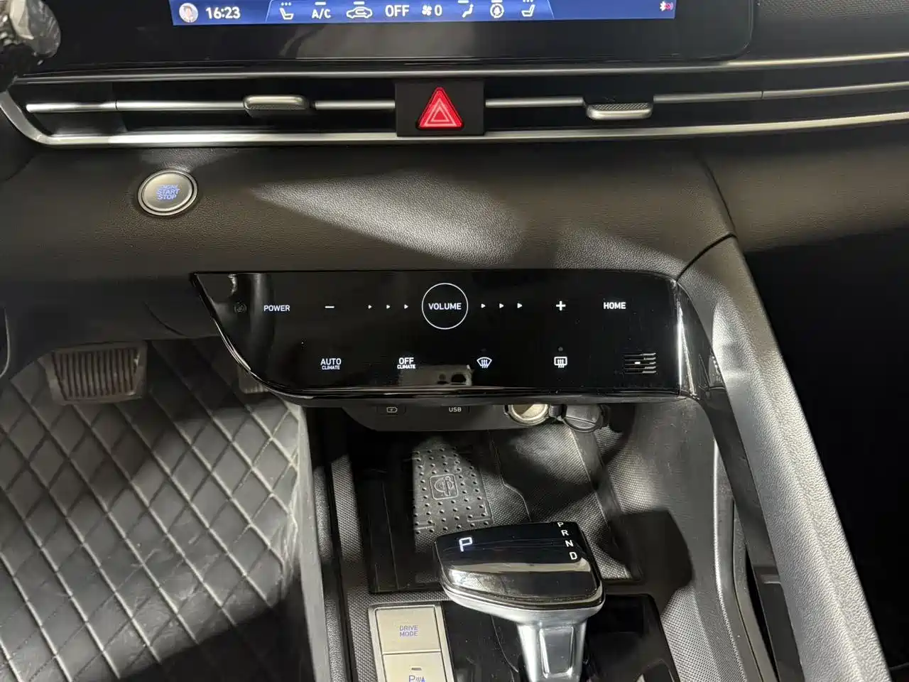 Hyundai Elantra 2022 1.5L CVT LUX Premium Edition фото 9