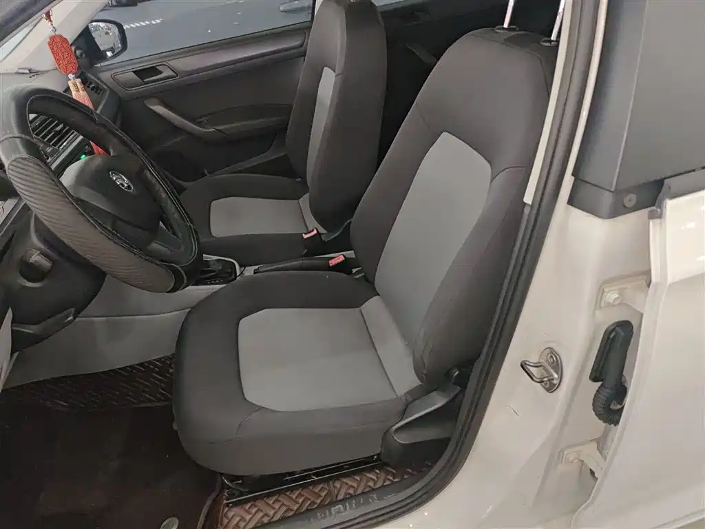 Škoda Rapid 2015 1.6L Automatic Joy Selection фото 15