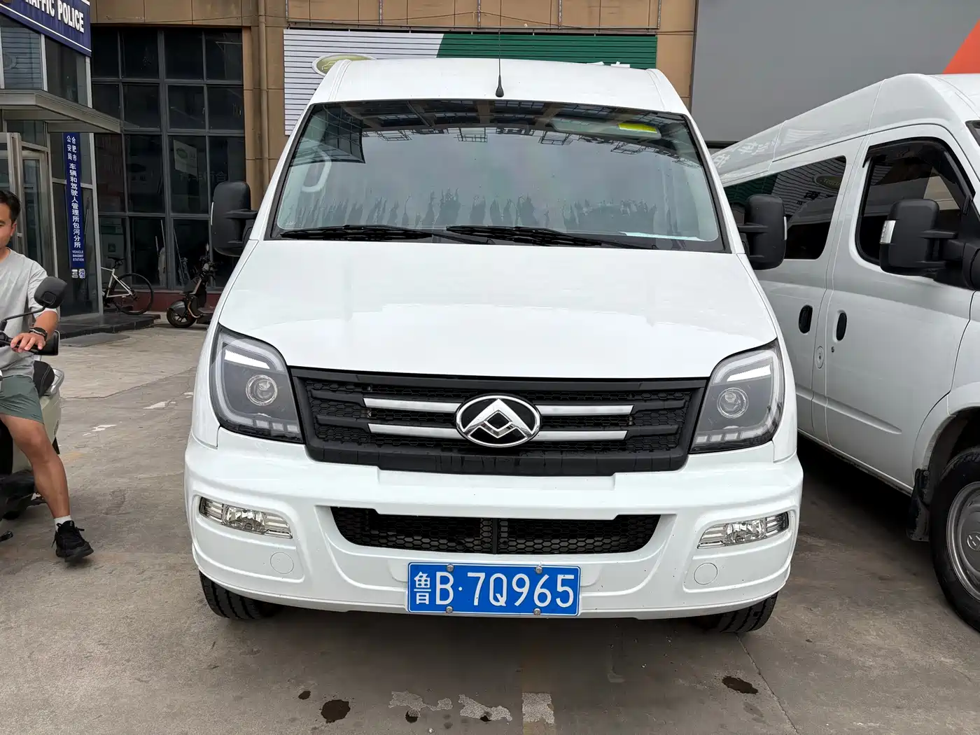 SAIC Maxus Xintu V80 2023 2.0T Manual Classic Aoyun Power Edition Long Wheelbase Medium Roof 6/7/8/9-Seater фото 2