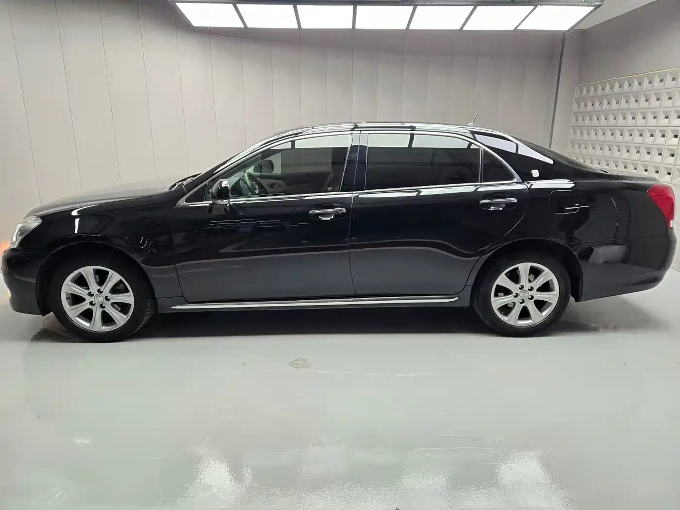 Toyota Crown 2010 3.0L Royal Saloon Premium Edition фото 2
