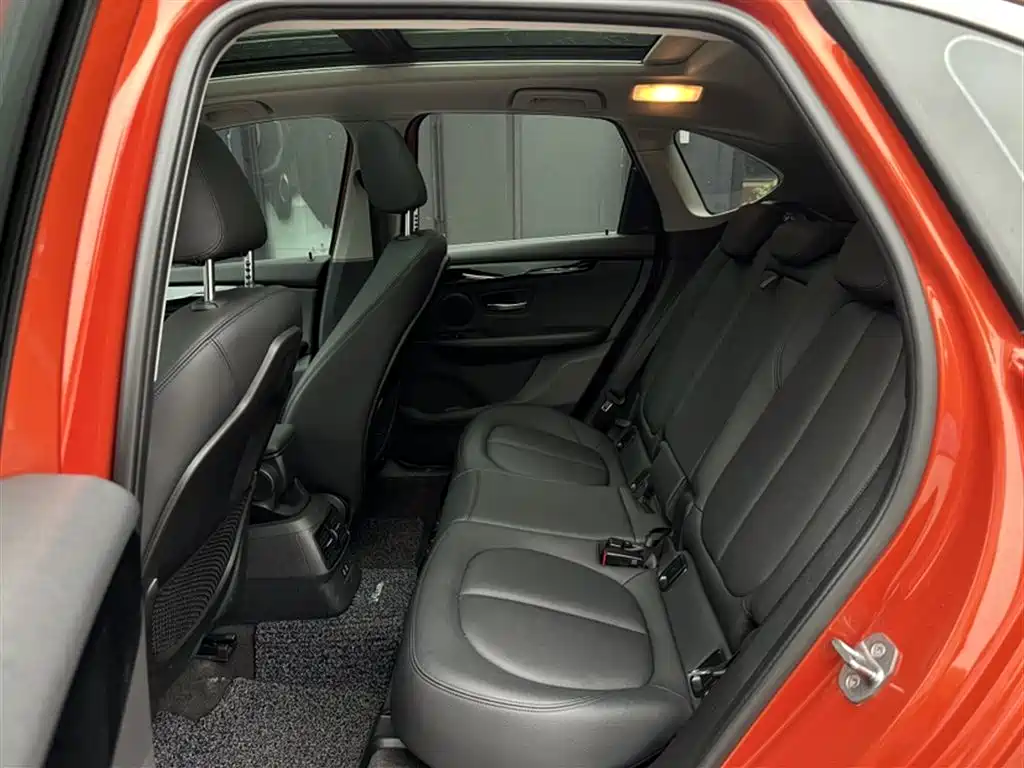 BMW 2 Series Touring 2019 218i Leading фото 12