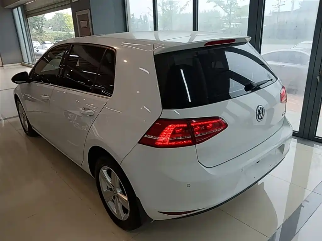 Volkswagen Golf 2015 1.6L Automatic Comfort фото 5