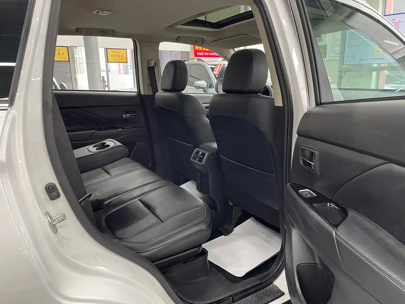 MITSUBISHI OUTLANDER