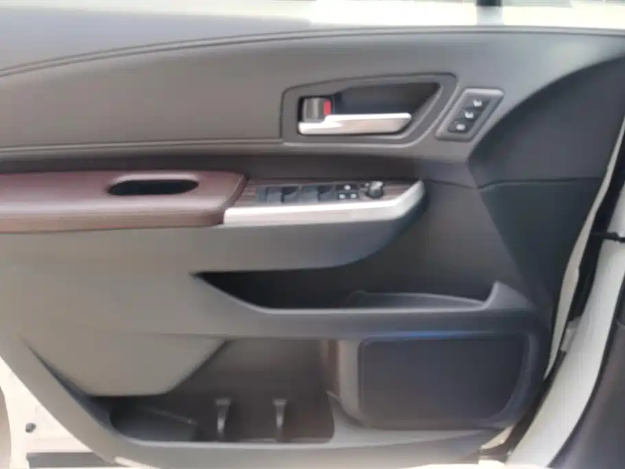 Toyota Granvia 2024 2.5L Hybrid Premium PLUS 4WD Edition фото 7