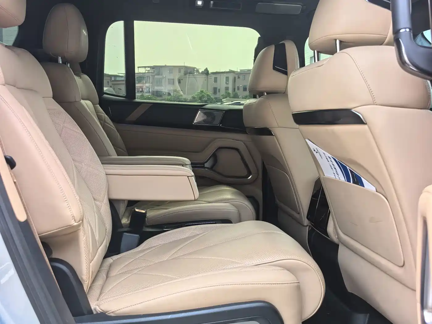 Fang Cheng Bao Leopard 8 2024 2025 Zhiyong Flagship 6-Seater