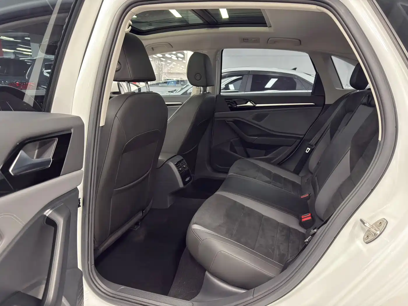 Volkswagen Sagitar 2022 280TSI DSG Excellence Edition фото 8
