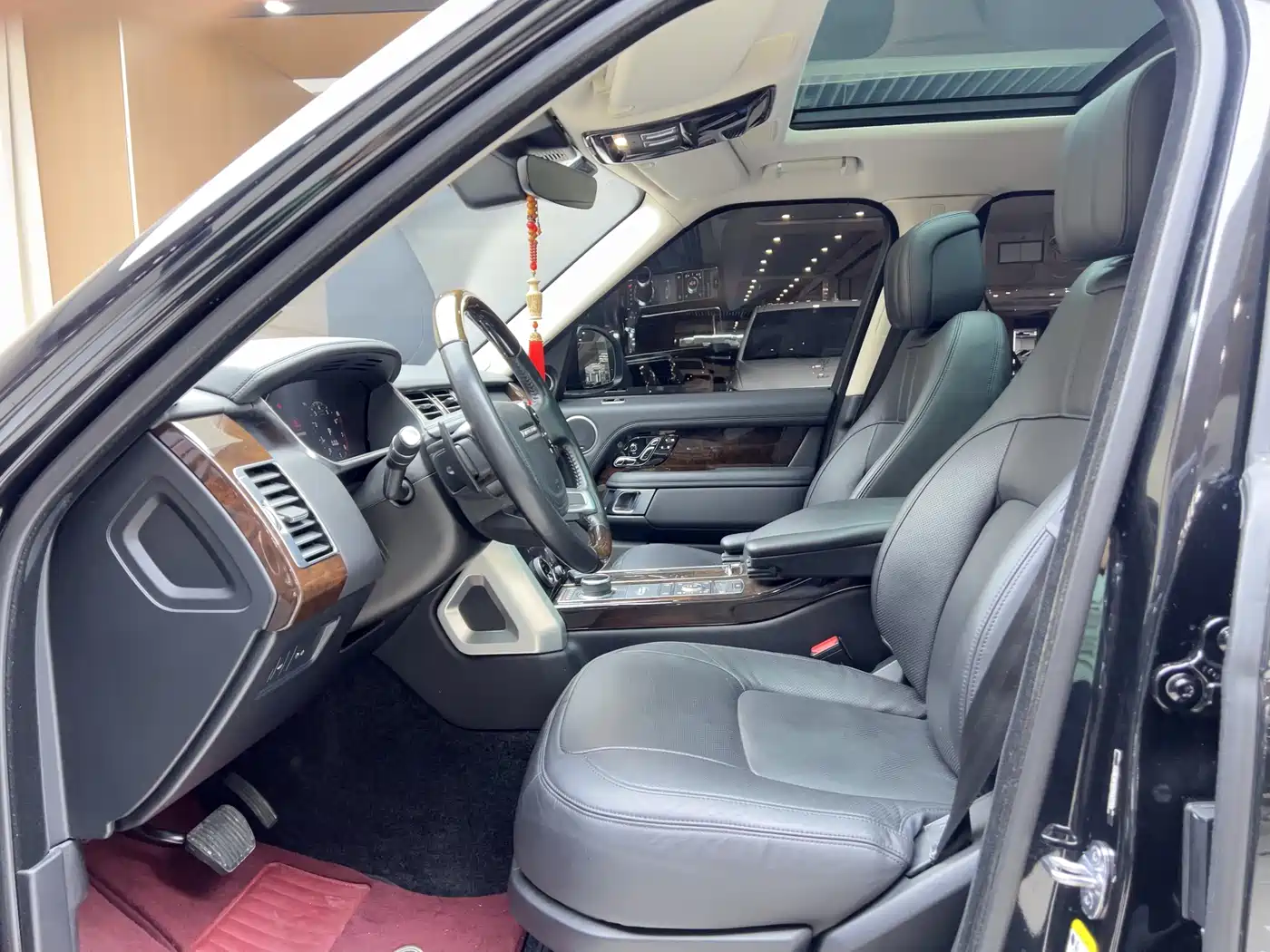 Land Rover Range Rover 2020 3.0 L6 Heritage Extended Edition фото 10