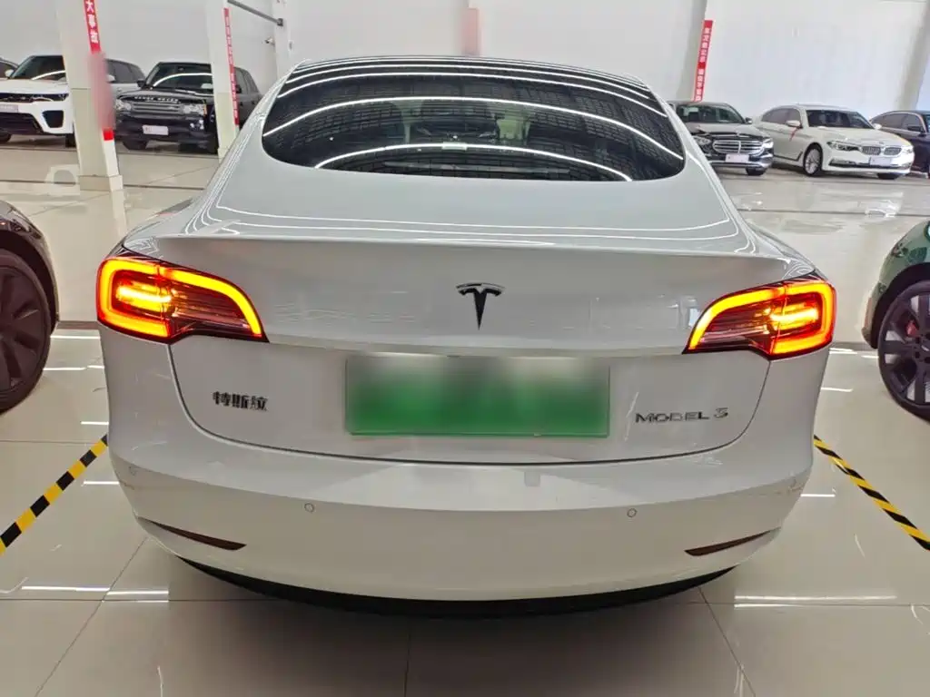 Фото 6 - Tesla Model 3