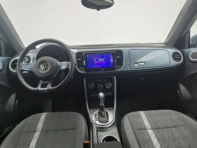 Volkswagen Beetle 2017 180TSI Enjoy — фото 5