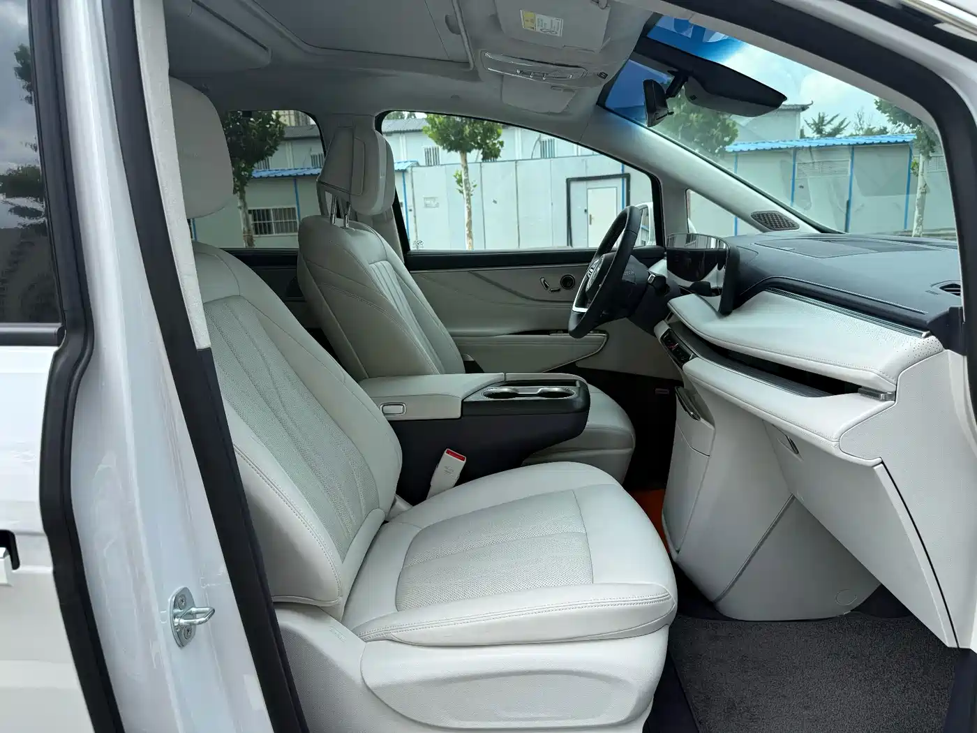 Photo 13 - Buick GL8