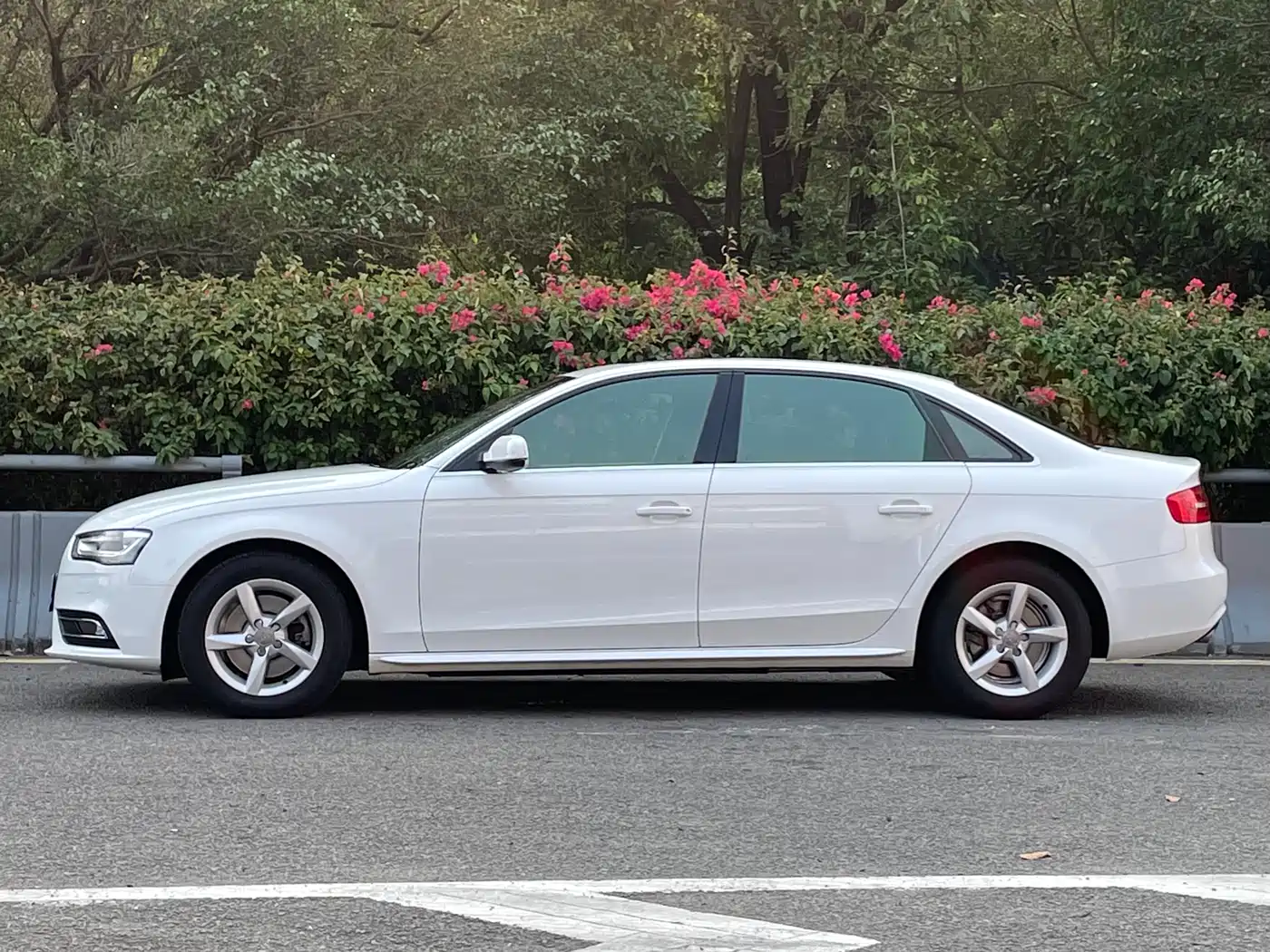 Audi A4L 2013 35 TFSI Automatic Comfort фото 4