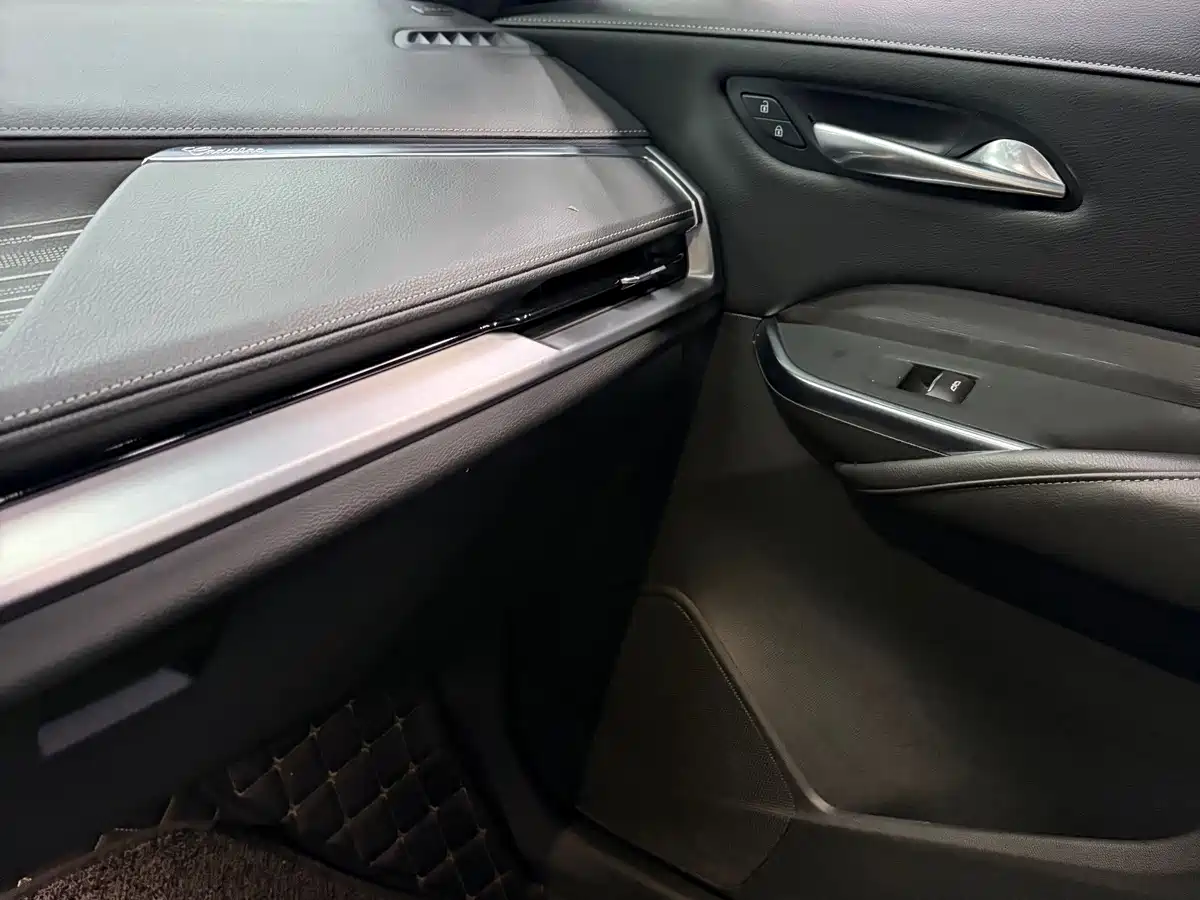 Фото 15 - Cadillac XT4