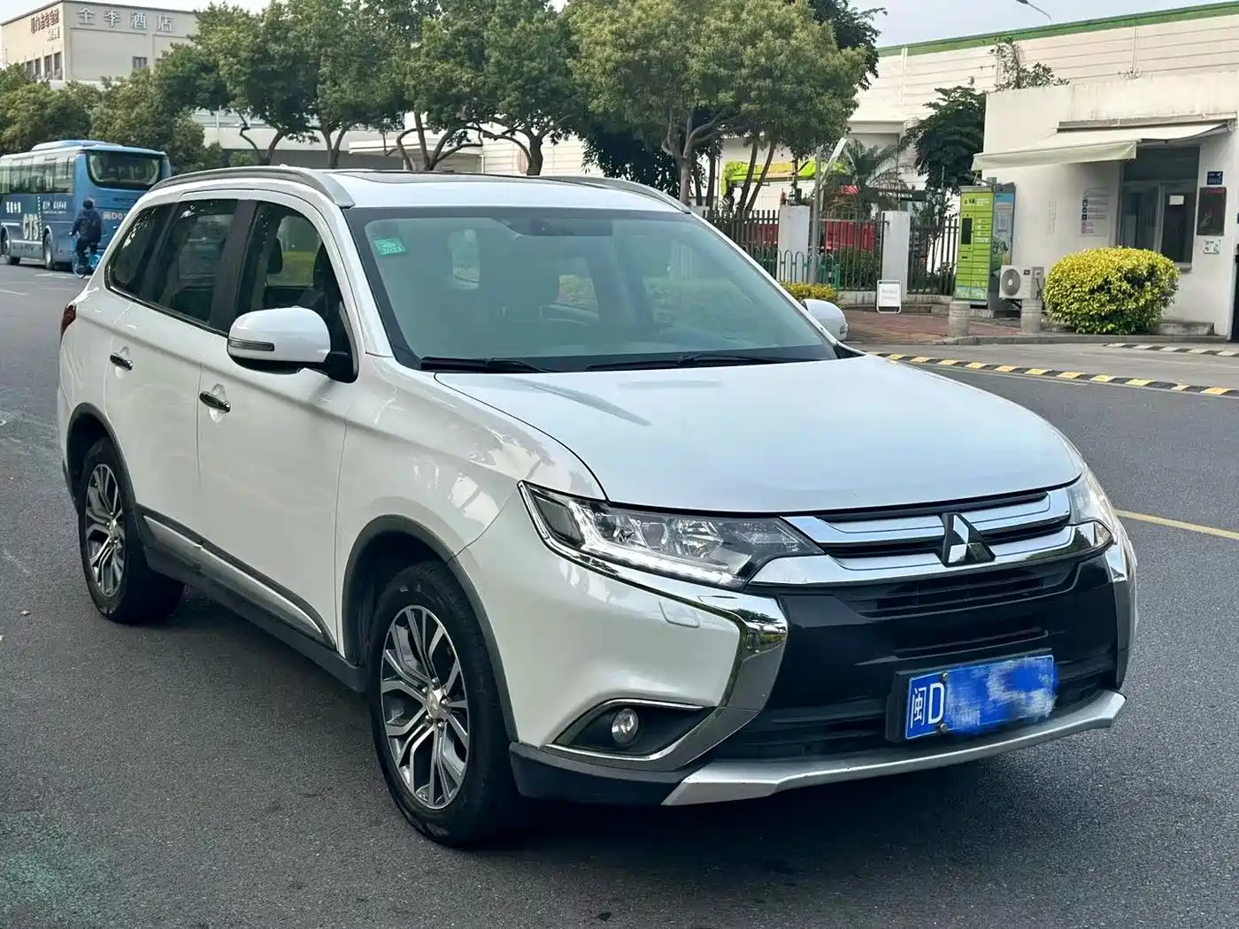 MITSUBISHI OUTLANDER