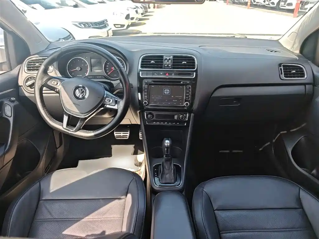Volkswagen Polo 2014 1.4L Automatic Luxury Edition фото 10