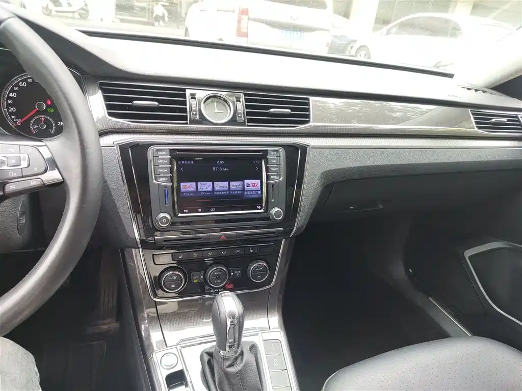 Volkswagen Passat 2016 330TSI DSG Executive Edition фото 9