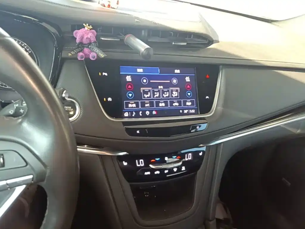 Фото 13 - Cadillac XT6