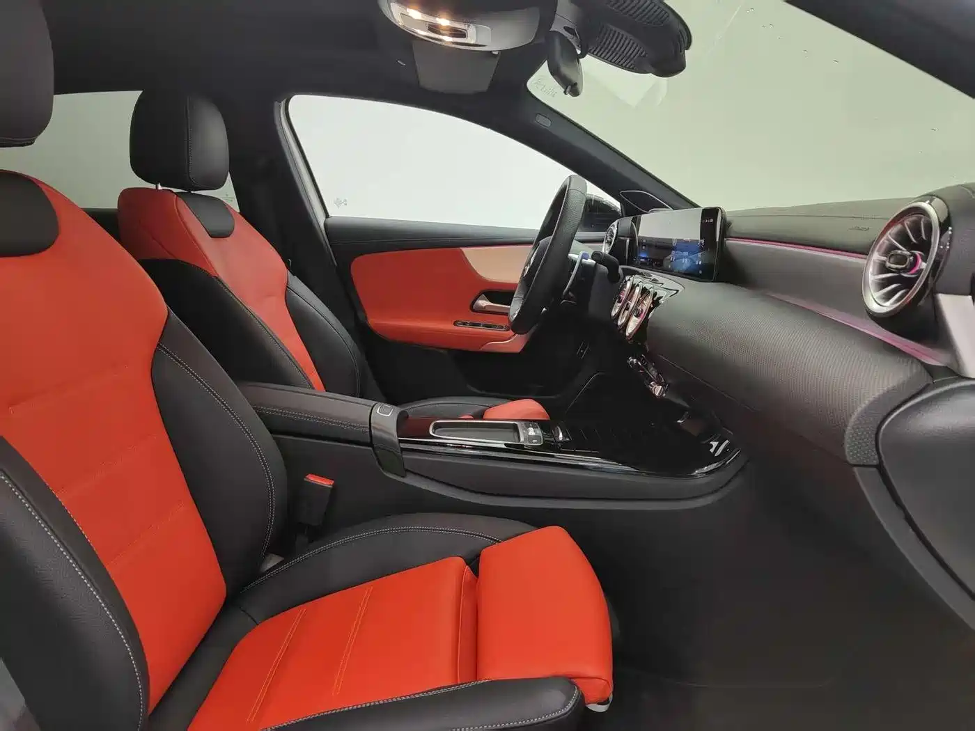 Mercedes-Benz A-Class AMG 2025 AMG A 35 L 4MATIC фото 16