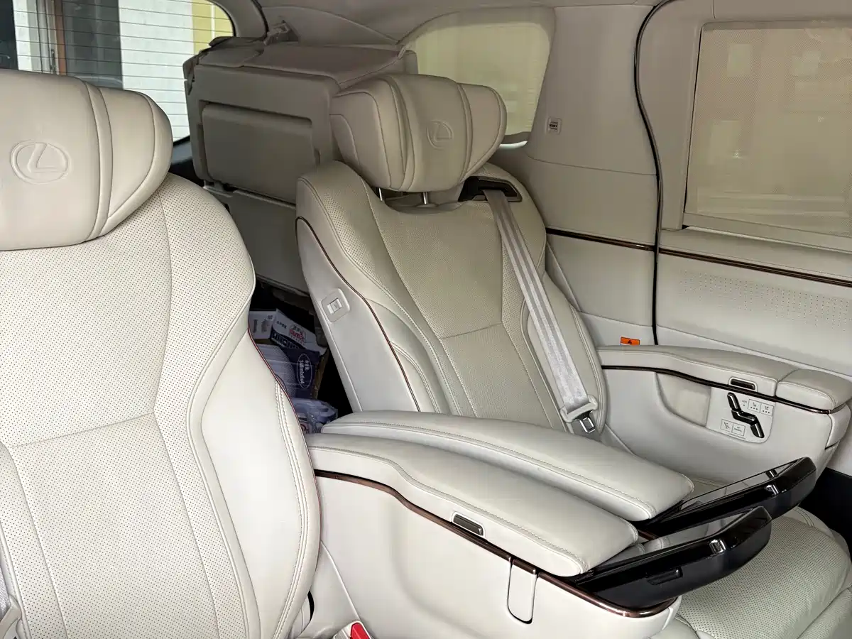 Lexus LM 2023 350h 7-Seater Elegance Edition фото 12