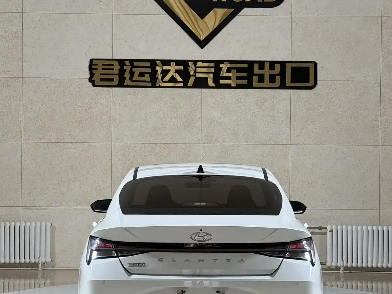 Hyundai Elantra 2022 1.5L CVT LUX Premium Edition фото 4