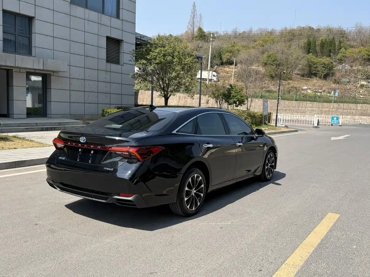 Toyota Avalon 2023 Hybrid 2.5L Luxury Edition фото 2