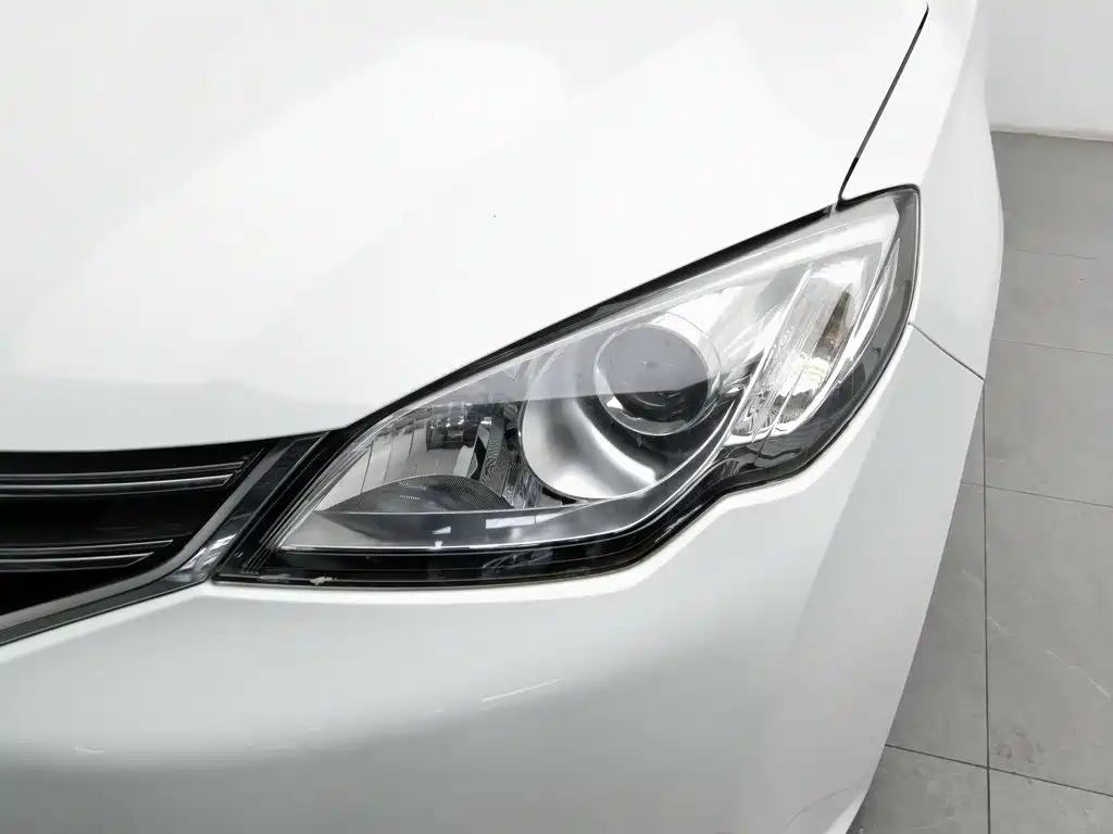 Фото 7 - Roewe 360