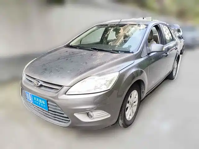 Ford Focus 2013 Sedan Classic 1.8L Manual Base — фото 1