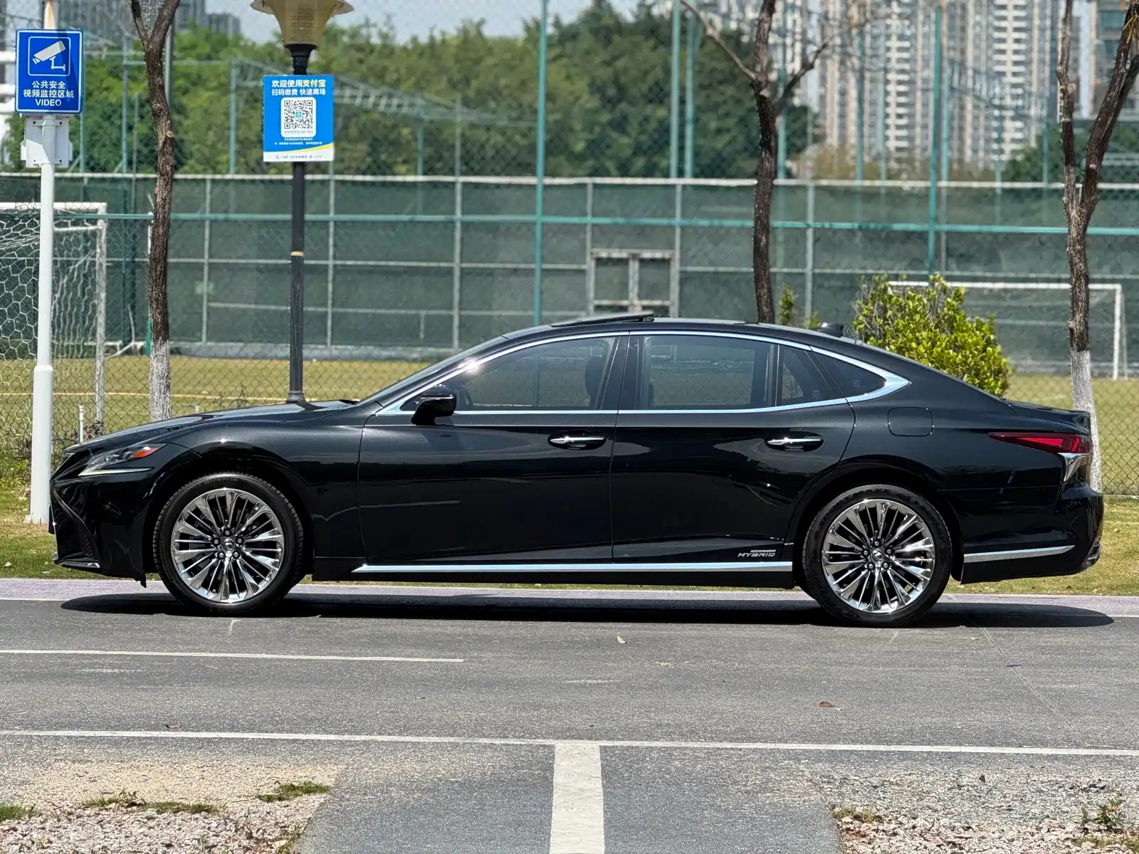 Фото 3 - Lexus LS