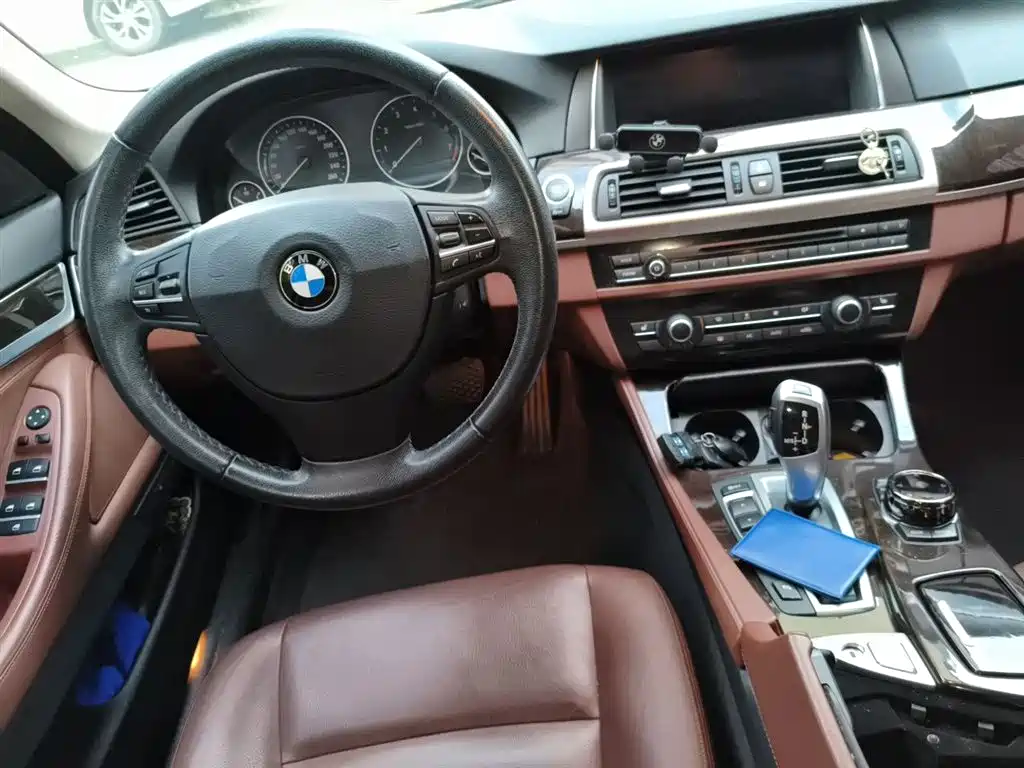 BMW 5 Series 2014 525Li Leading фото 3
