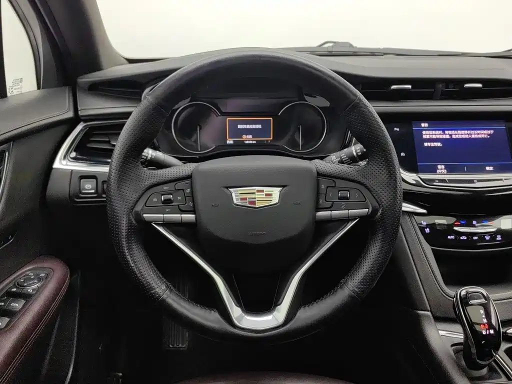 Фото 11 - Cadillac XT6