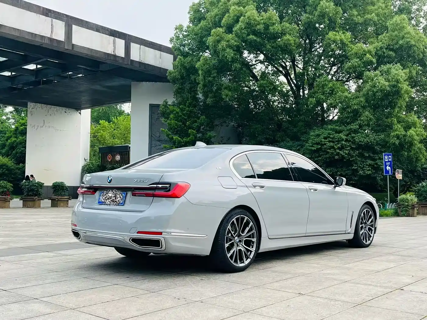 BMW 7 Series 2016 750Li xDrive 4-Seater фото 7