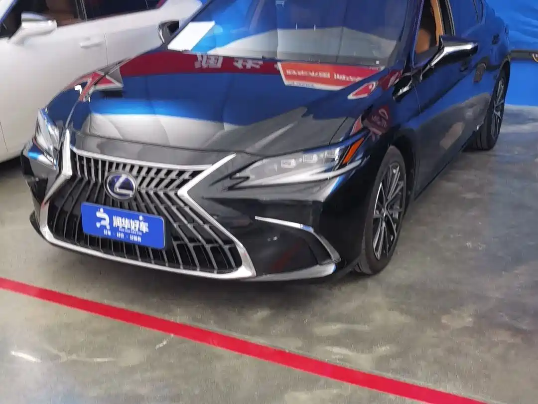 Фото 1 - Lexus ES