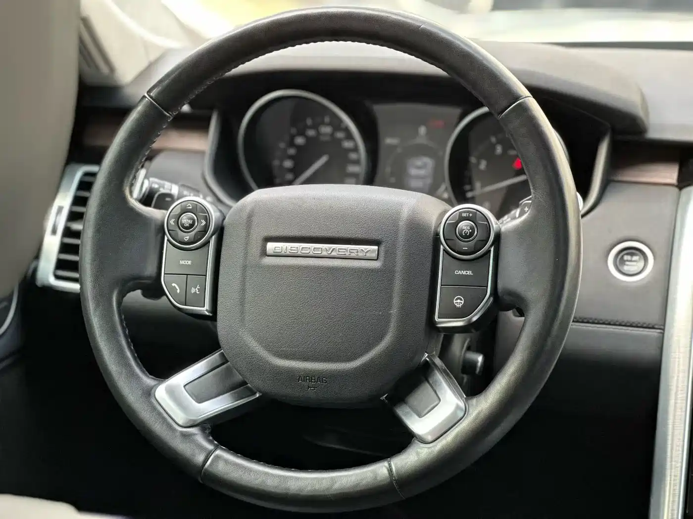 Land Rover Discovery 2017 3.0 SC V6 HSE фото 2