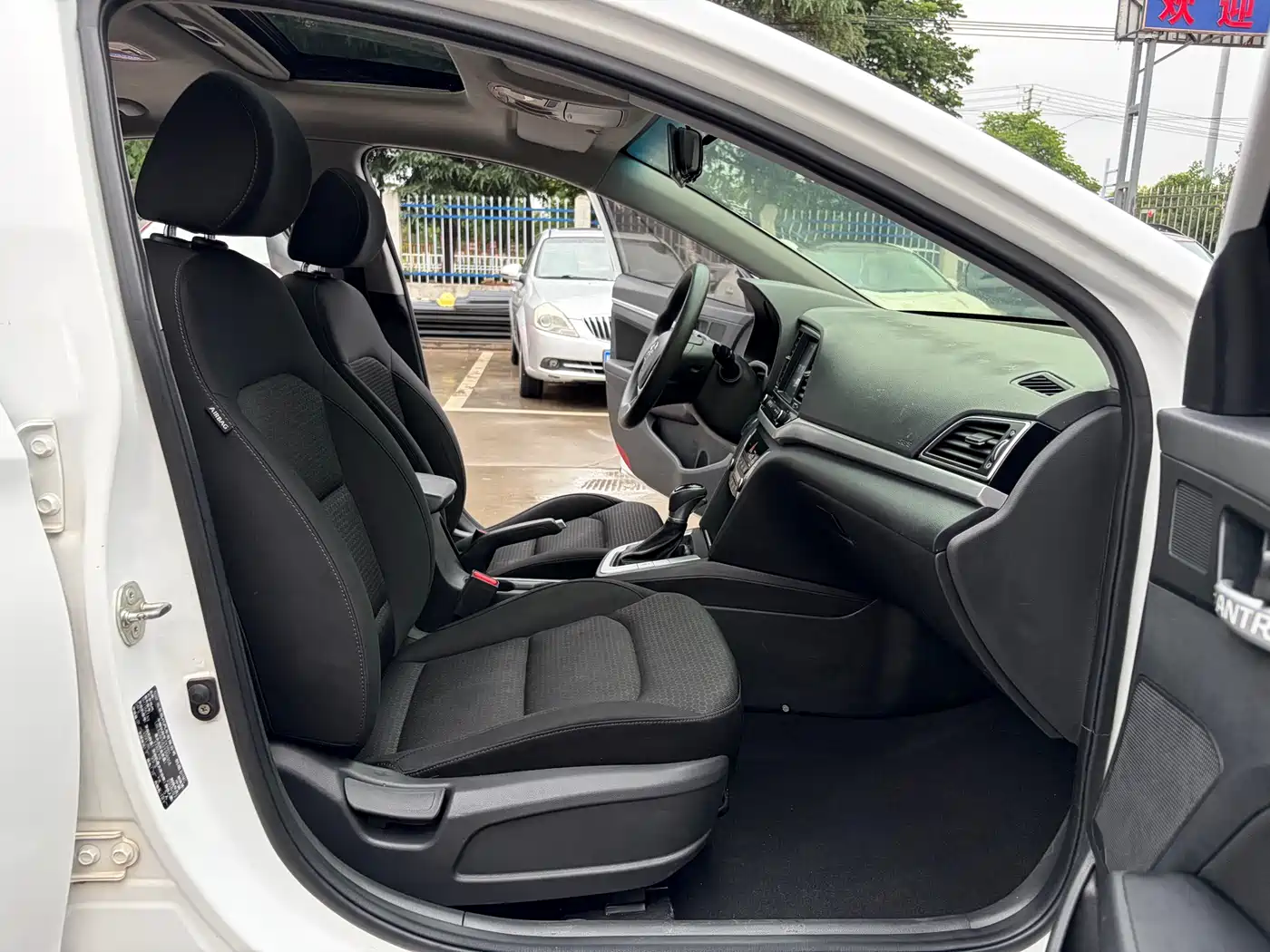 Hyundai Elantra 2018 1.6L Automatic 15th Anniversary Special Edition фото 6