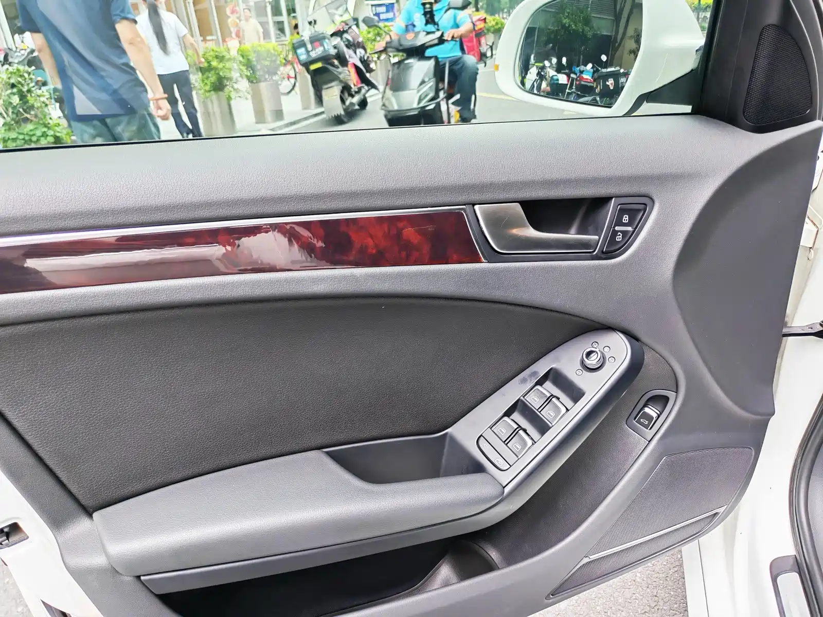 Фото 11 - Audi A4L