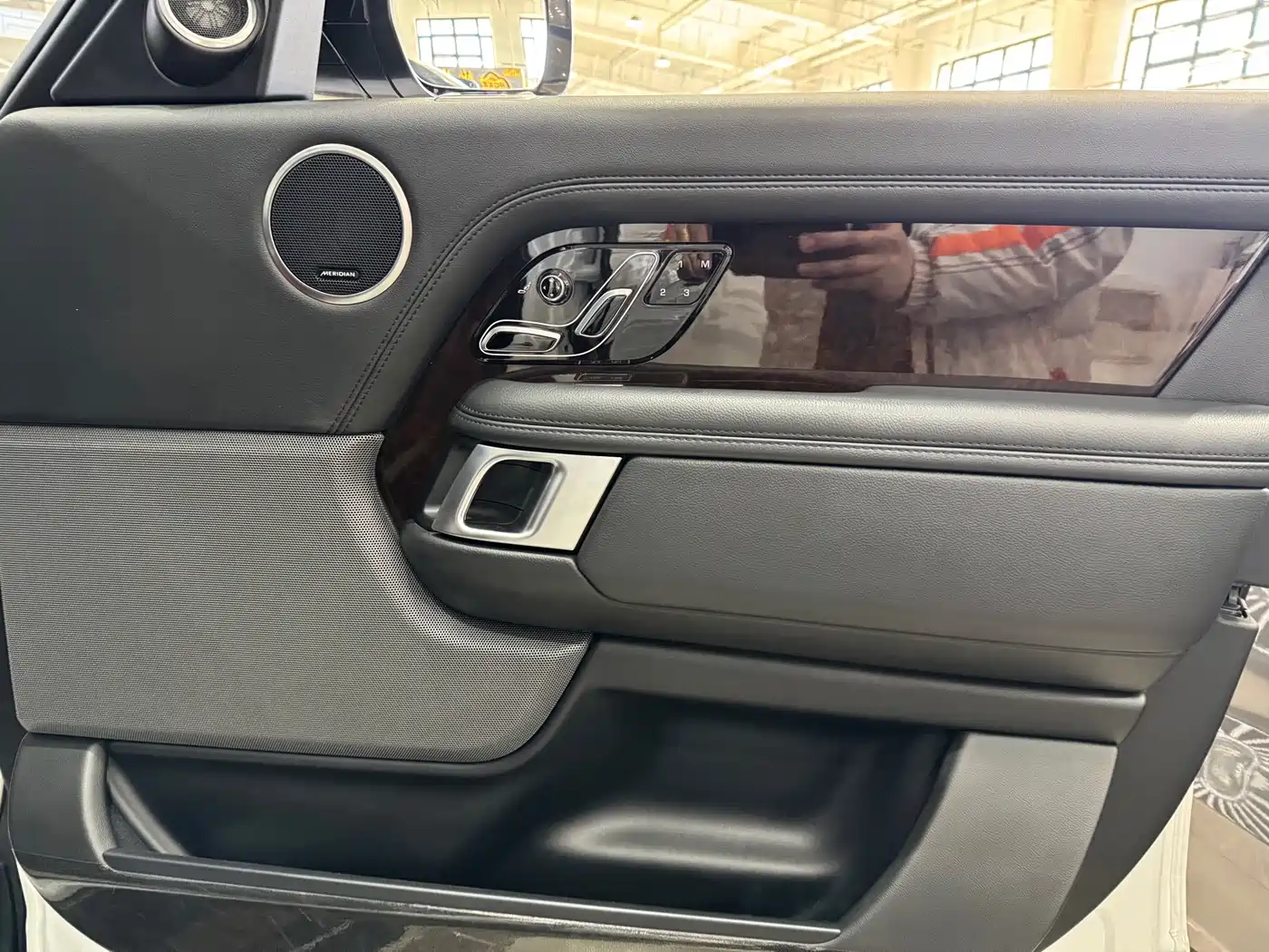 Land Rover Range Rover 2021 3.0 L6 Golden Age Edition фото 15