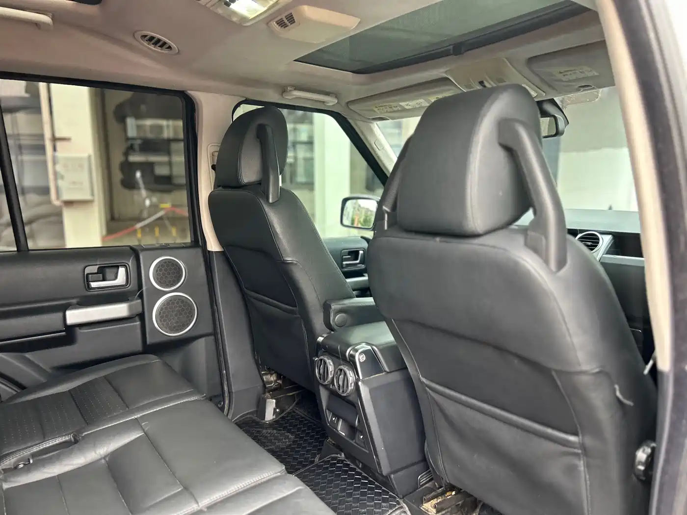 Land Rover Discovery 2009 Model 2.7 TDV6-S фото 32