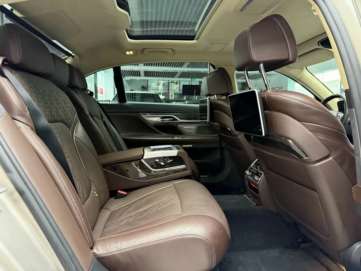 BMW 7 Series 2016 730Li Leading фото 20