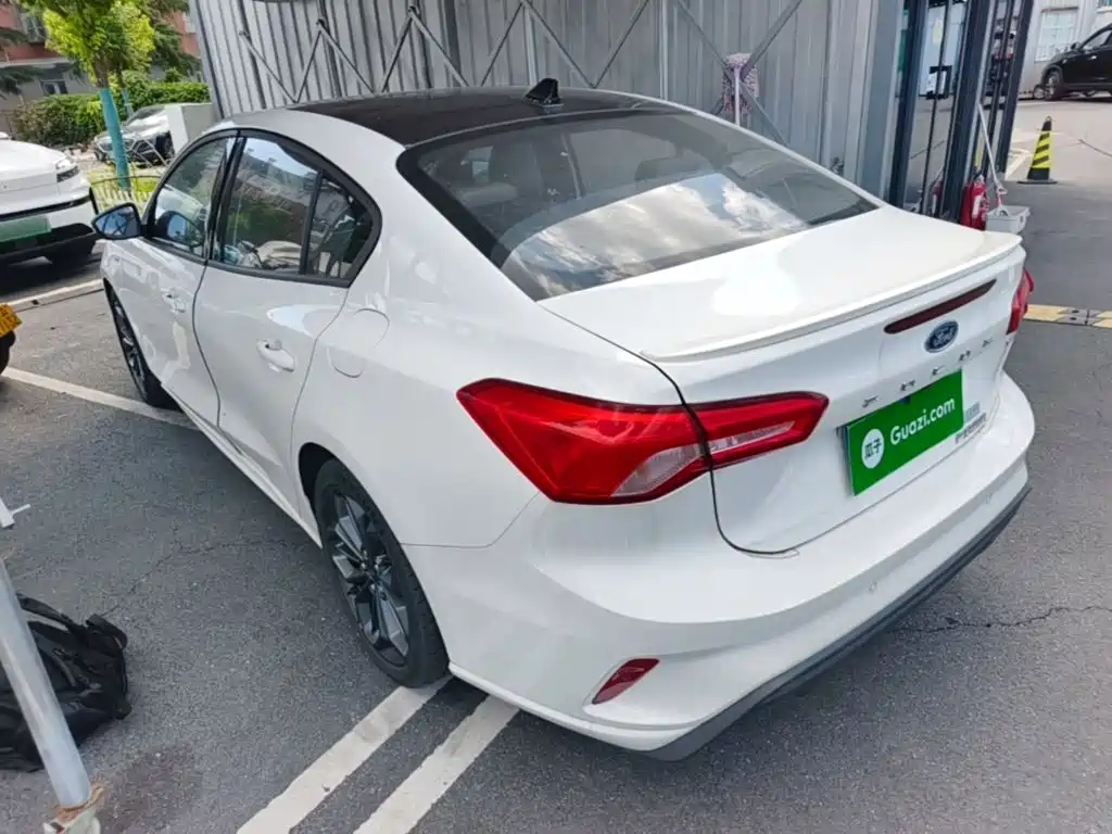 Ford Focus 2023 2022 Sedan EcoBoost 180 Automatic ST Line