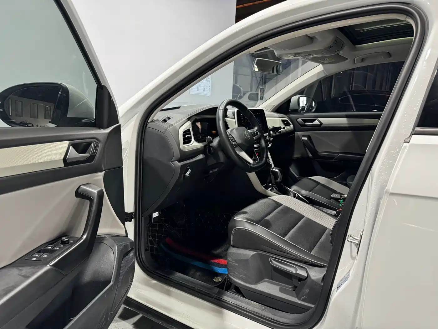 VOLKSWAGEN T-ROC EXPLORING SONGS