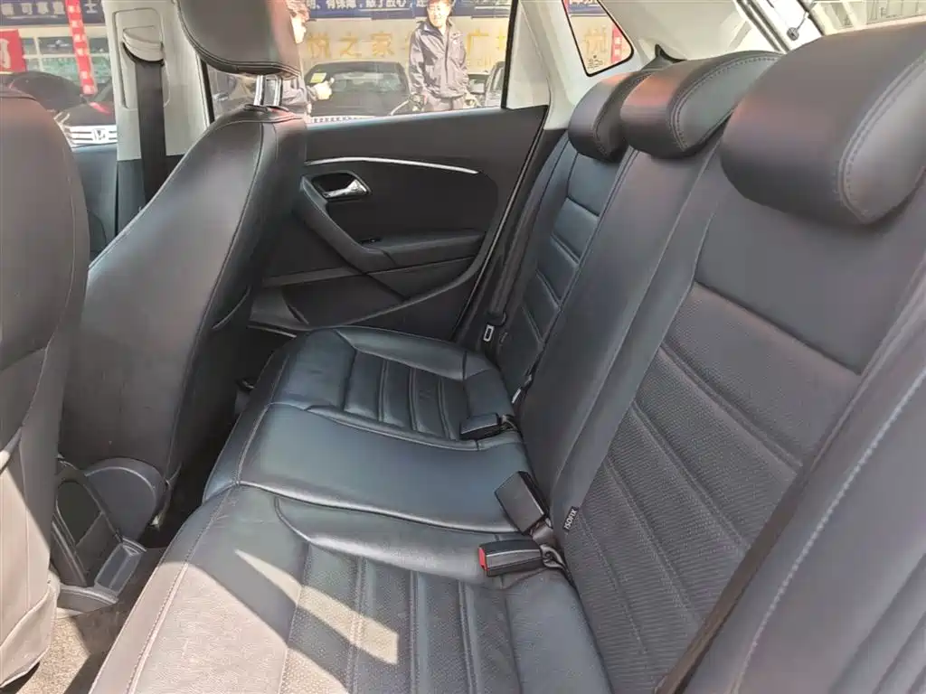 Volkswagen Polo 2014 1.4L Automatic Luxury Edition фото 17