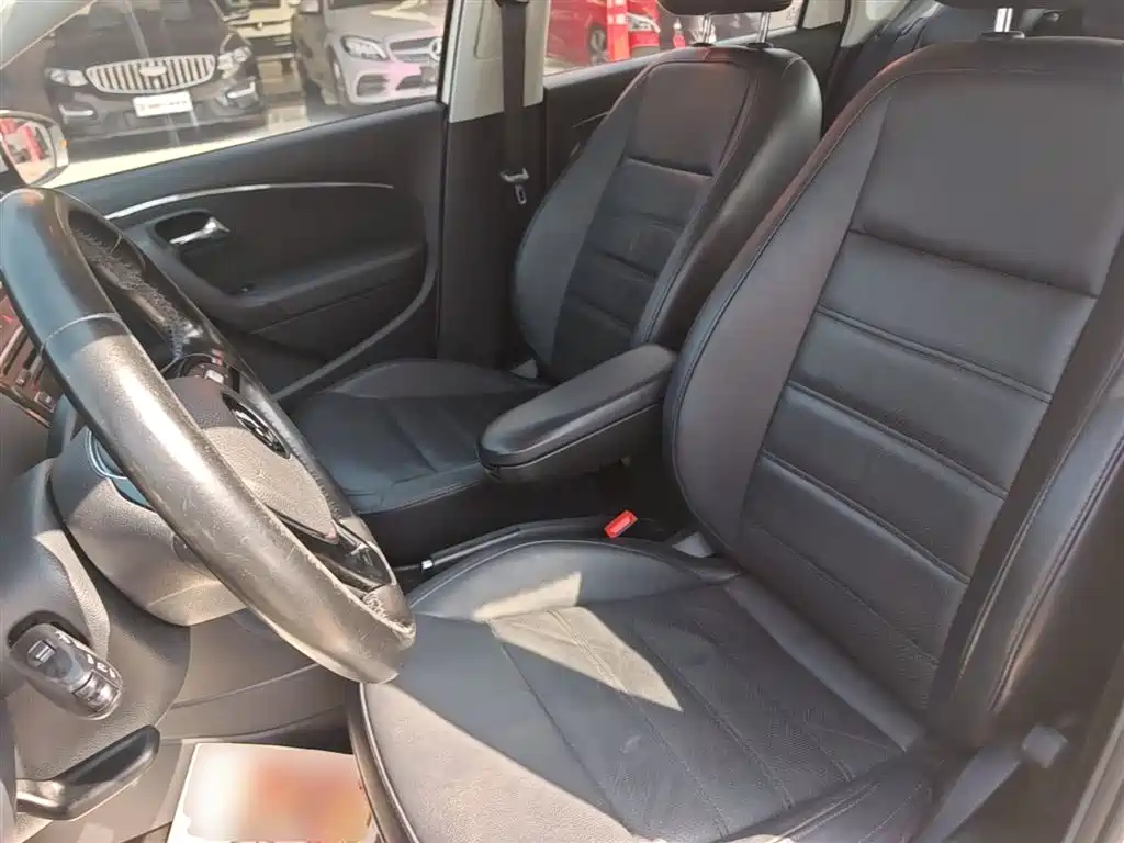 Volkswagen Polo 2014 1.4L Automatic Luxury Edition фото 15