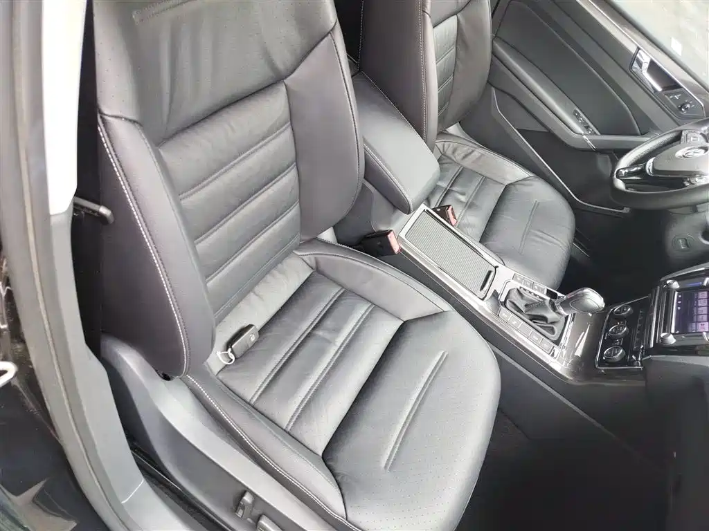 Volkswagen Passat 2016 330TSI DSG Executive Edition фото 20