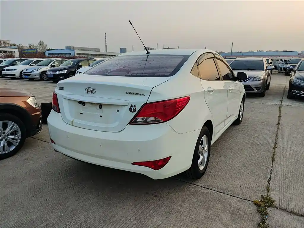 Hyundai Verna 2014 1.4L Manual Smart GLS фото 5