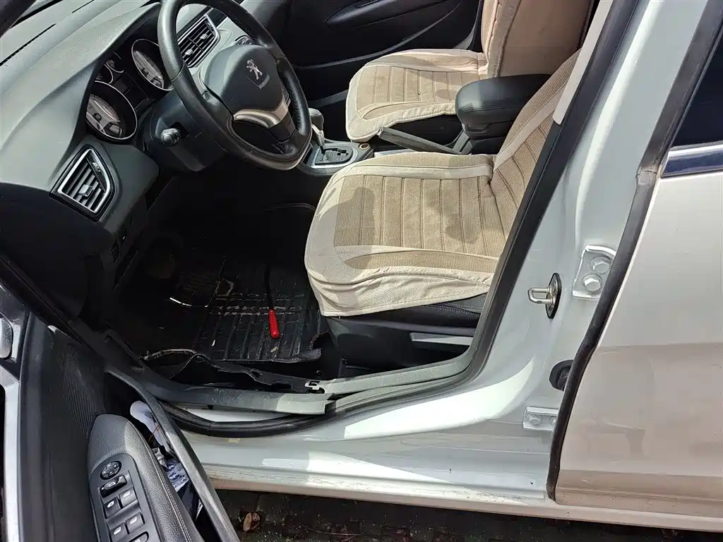 Peugeot 308 2014 Model Joy Edition Classic 1.6L Automatic Superior Style фото 8