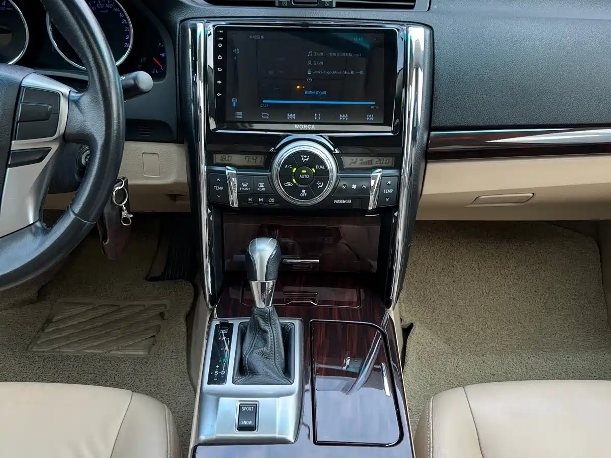 Toyota Reiz 2010 2.5V Elegance Elite Edition фото 12