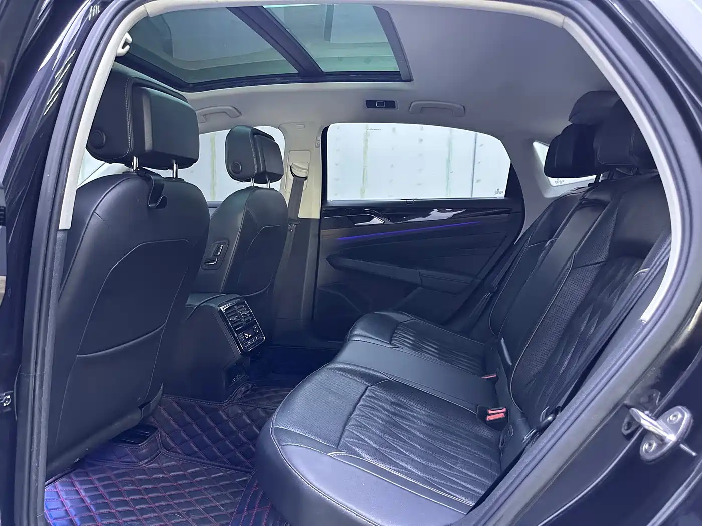 Volkswagen Passat 2020 330TSI Luxury Edition China VI фото 9