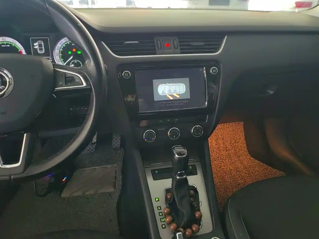 Škoda Octavia 2018 1.6L Automatic Luxury фото 9